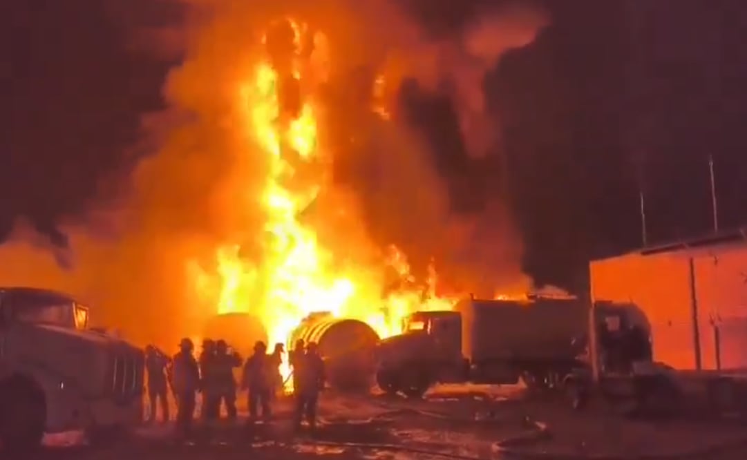 Explotan cuatro pipas con diésel en El Salto; incendio consume vehículos y no se reportaron personas lesionadas. Foto: Captura de pantalla