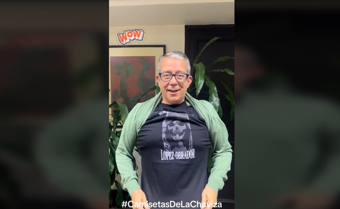 Jenaro Villamil presume playera de Morena. Foto: Redes sociales