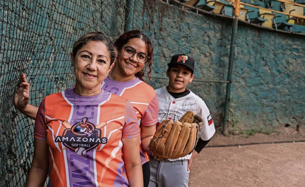 Elsa y Frida, madre e hija, juegan en el equipo Amazonas de la Liga Maya. Frida heredó la bola y el bate de su mamá y
ahora pasa la afición a su hijo Donat, de 12 años. Foto: Gabriel Pano/EL UNIVERSAL