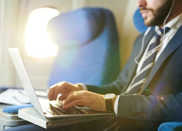 Estados Unidos prohíbe viajar en avión con algunas computadoras de Apple