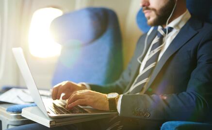 Estados Unidos prohíbe viajar en avión con algunas computadoras de Apple