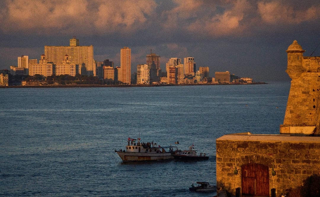 Activistas ondean banderas cubanas y palestinas desde el buque Maguro, que llega desde México con ayuda humanitaria como parte del "Convoy Nuestra América", en la Bahía de La Habana, Cuba, martes 24 de marzo de 2026. Foto: AP