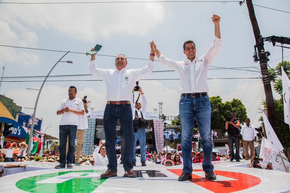 Alejandro Murat Hinojosa cerró campaña con un evento masivo en la emblemática fuente de las ocho regiones acompañado de Manlio Fabio Beltrones (Foto: German Espinosa / EL UNIVERSAL)