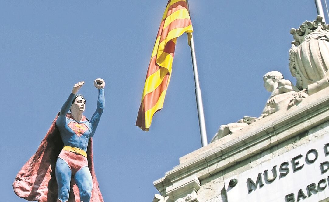 En medio del enfrentamiento entre España y Cataluña, una figura de cera de Superman destaca en el museo de cera de Barcelona. (JORGE GUERRERO. AFP)