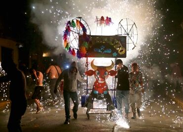 “¡Ahí viene el toro!” Habitantes de Tultepec celebran con baile, cohetes, feria y comida a San Antonio de Padua
