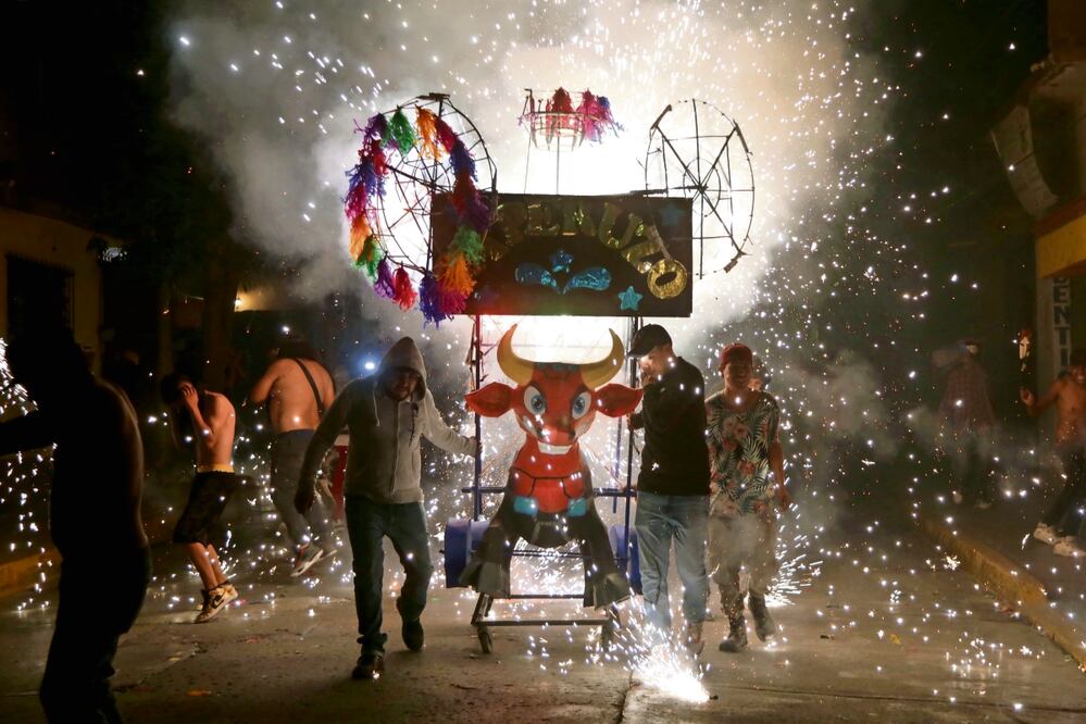 Habitantes intrépidos corrían entre los t o r it os esquivando, arriesgándose a que les impactaran en la piel al descubierto Foto: Carlos Mejía