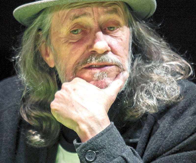 Comenzó su carrera en el teatro a los 13 años. LUIS ORTIZ. CLASOS