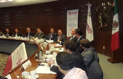 Refrenda Cofepris compromiso con industria formal en México