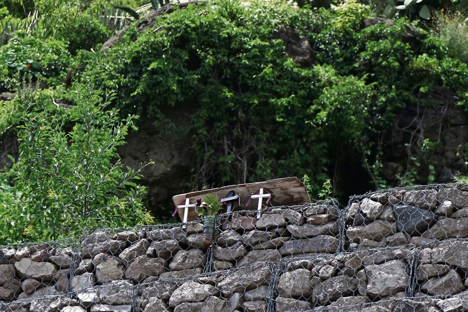 Tres pequeñas cruces fueron colocadas en memoria de Dilan y Mía Mayrín de cinco y tres años; así como de Mariana, estudiante de la UNAM. Foto: Carlos Mejía / El Universal 