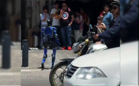 ¿Cuándo viajamos en el tiempo? Androide es grabado pasando por las calles de Guadalajara
