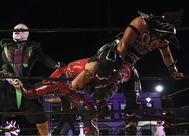 La Parka Negra sufre impactante lesión que lo dejó inmóvil