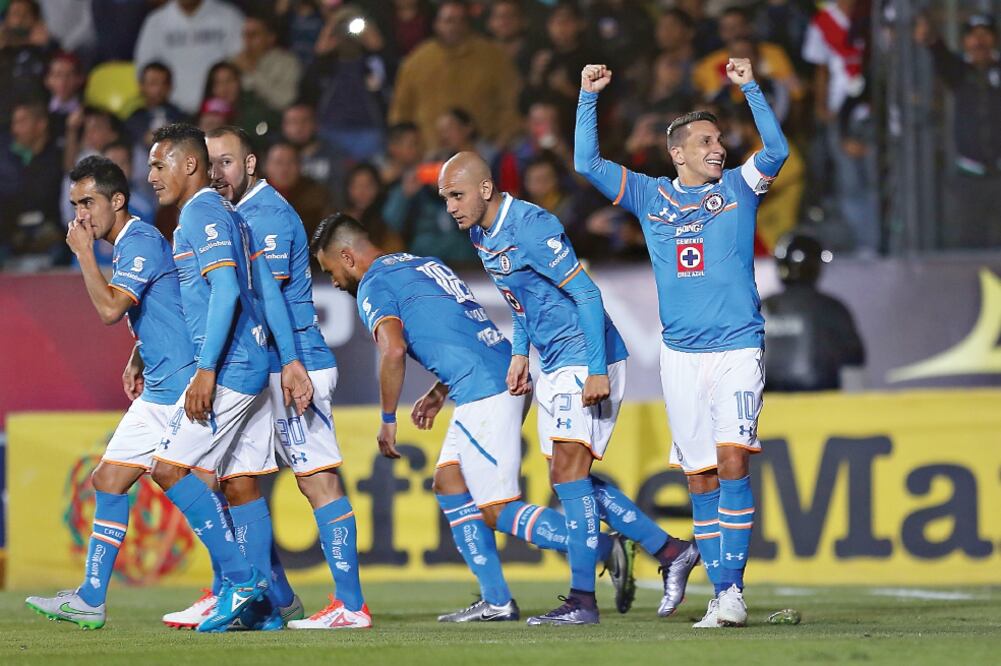 Los cruzazulinos pretenden imponer condiciones en su patio, cuando este sábado enfrenten a los Gallos Blancos (SERGIO MEJÍA. IMAGO7)
