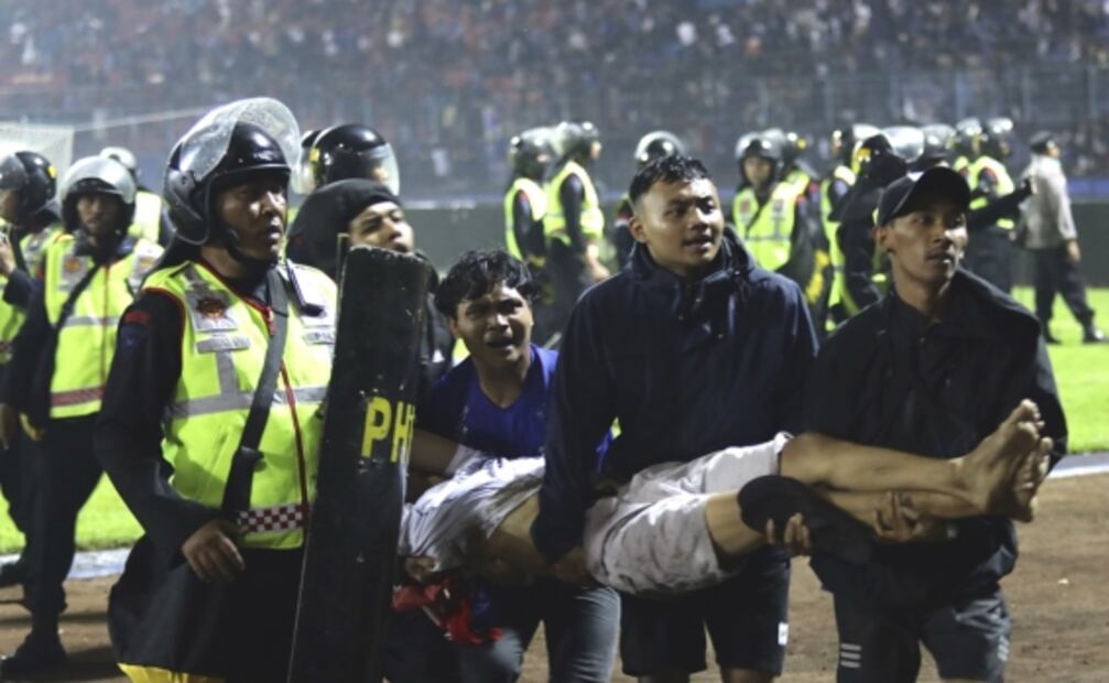 125 muertos: cifra final por batalla campal en estadio de Indonesia