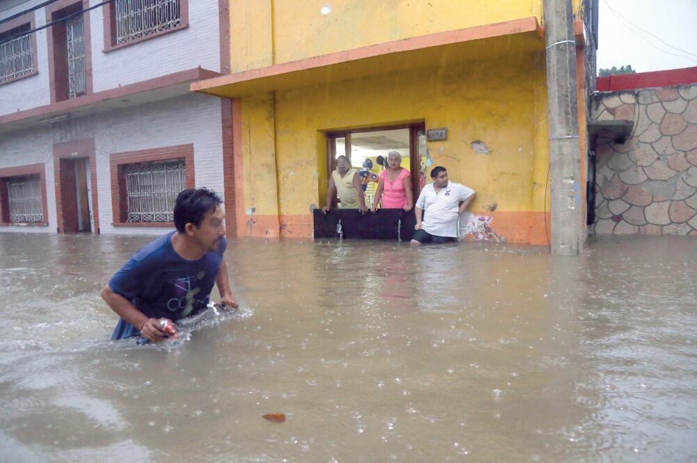 En localidades de Campeche se reportaron varias colonias inundadas, el malecón, además de puertos y aeropuerto cerrados (MARTÍN ZETINA. CUARTOSCURO)