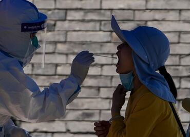 Contagiarse con ómicron después de vacunarse puede dar inmunidad ante variantes, según investigaciones