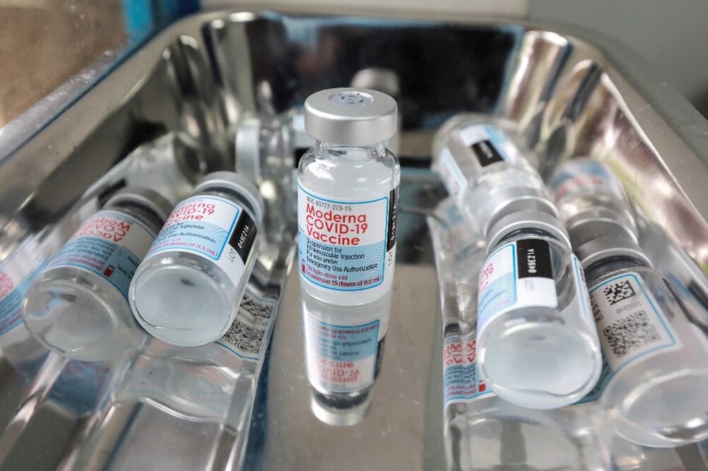 Preparado de la vacuna de Moderna, de tipo ARNm. Foto: EFE