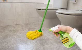 Limpiar los pisos del baño con vinagre: ¿para qué sirve y qué beneficios aporta?