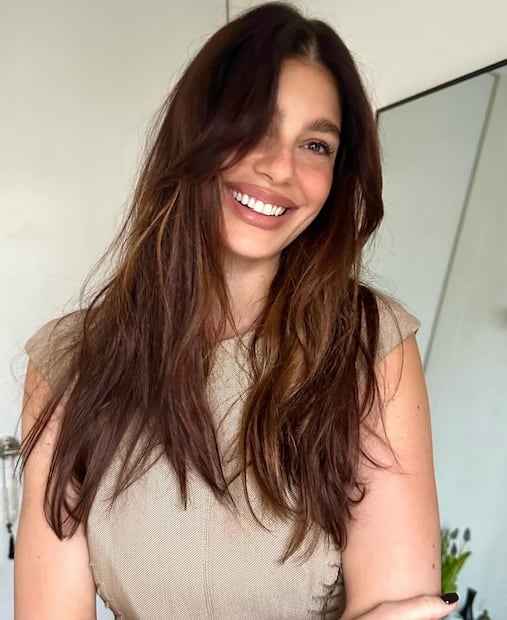 Color de cabello cobre derretido, mezcla de tonos cálidos y reflejos dorados, ideal para invierno 2025. Foto: Instagram @camilamorrone