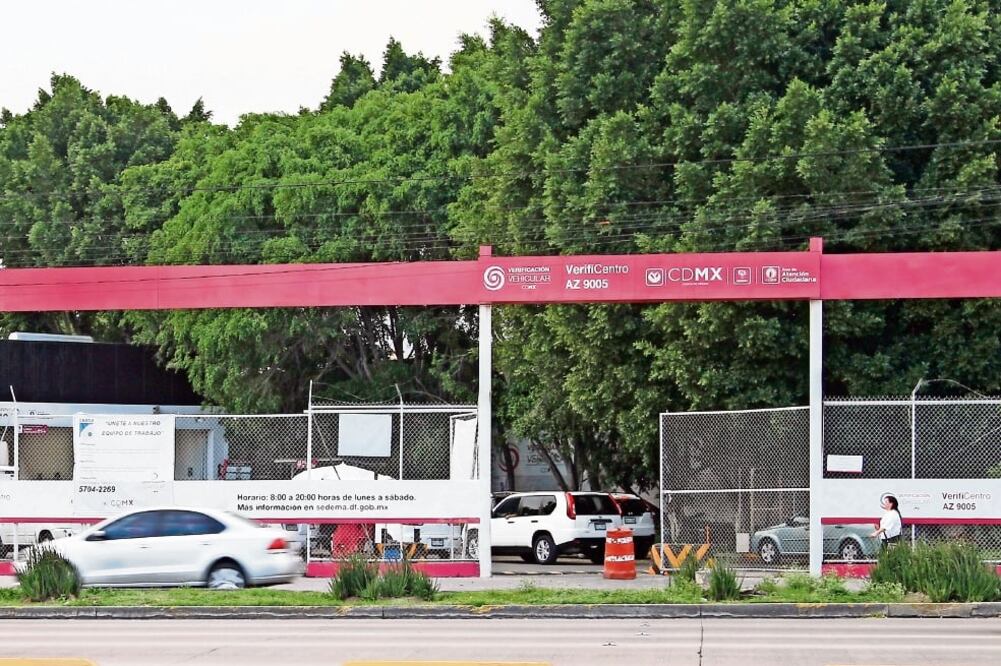 Personal de la Contraloría General realizó una inspección de los 58 verificentros de la Ciudad de México, para saber si cumplen con las nuevas normas; además se hizo una encuesta entre más de 5 mil usuarios (IRVIN OLIVARES. EL UNIVERSAL)