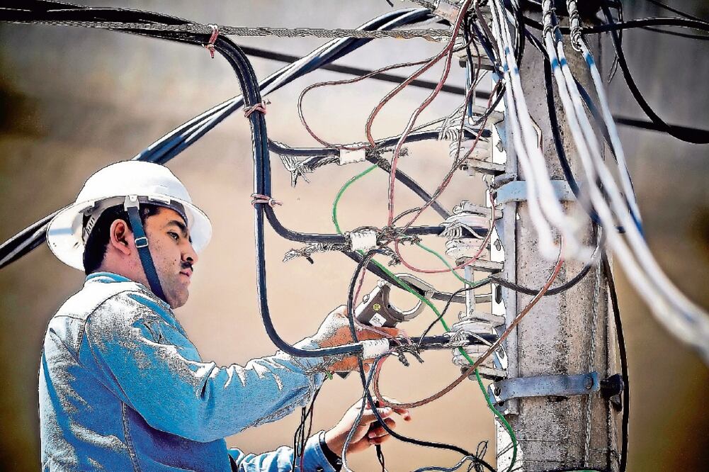 Las empresas del sector ahorrarán millones de pesos por compartir la infraestructura de las Redes Generales de Distribución de la CFE. (ARCHIVO EL UNIVERSAL)