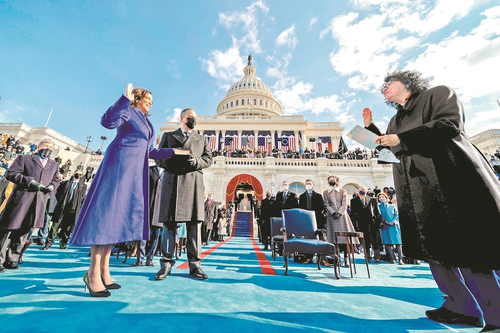 Kamala Harris fue juramentada como vicepresidenta por la primera jueza latina del Tribunal Supremo, Sonia Sotomayor. Foto: ANDREW HARNIK. AFP