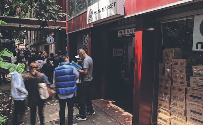 Festejos masivos causan molestias a comercios