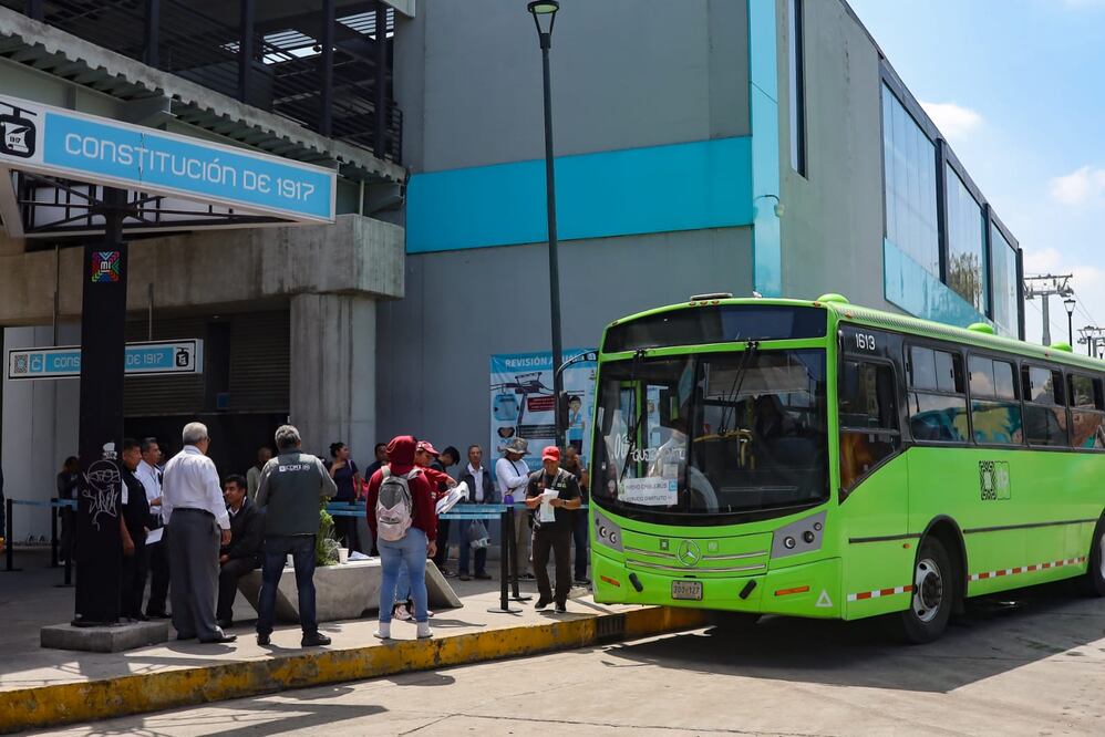 Ante el cierre parcial de la Línea 2 del Cablebús por mantenimiento en las estaciones Constitución de 1917 a Xalpa, camiones de RTP brindan servicio gratuito.
FOTO: Hugo Salvador/ EL UNIVERSAL/