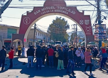 Bloquean carretera federal por demolición de viviendas