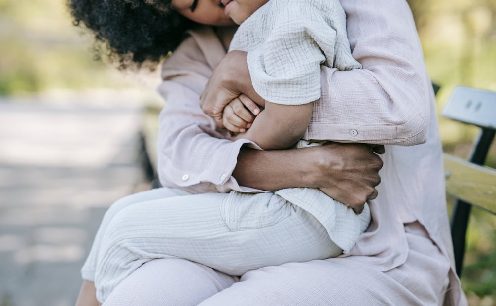 Abrazar a bebés, niñas y niños es de suma importancia. Foto: Canva