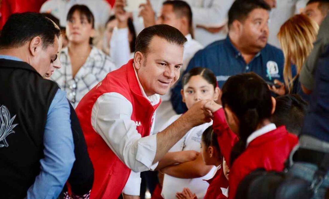 Esteban Villegas Villareal aseguró que los uniformes y útiles escolares “llegaron para quedarse, ya nadie se los podrá quitar, pero lo más importante, es la igualdad que les darán en los salones de clase”. Foto: Especial