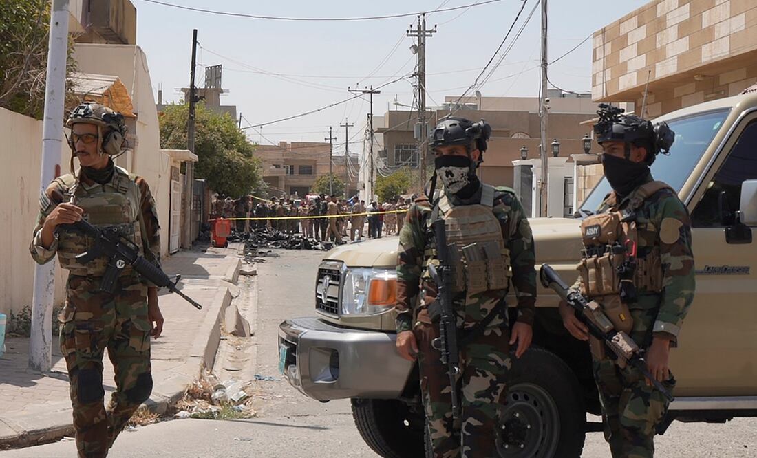Soldados del ejército iraquí hacen guardia cerca de los restos de un dron derribado por las defensas aéreas iraquíes en Kirkuk, Irak. Foto: AP