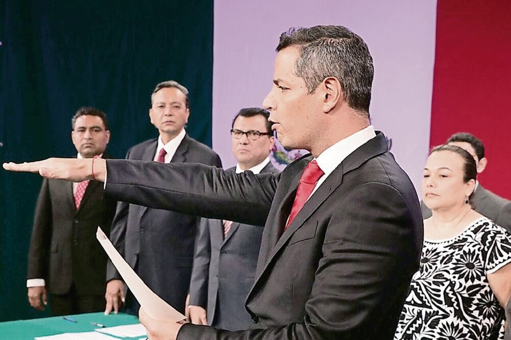Alejandro Murat rindió protesta para el periodo 2016-2022 en las instalaciones de la Corporación Oaxaqueña de Radio y Televisión (NOTIMEX)