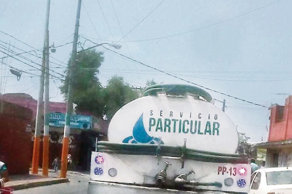 Costo. Los afectados aseguran que no reciben agua y por cada pipa deben desembolsar 600 pesos (ARCHIVO. EL UNIVERSAL)