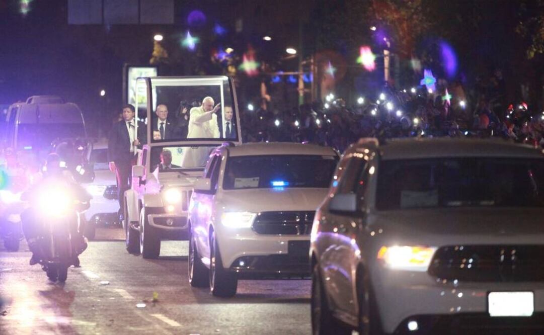 Francisco se dirige a la Nunciatura Apostólica a bordo del papamóvil. Fotografía de Lucía Godínez