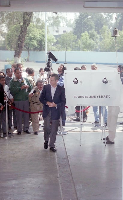 El presidente Ernesto Zedillo Ponce de León llega a la Escuela Primaria El Pípila a emitir su voto. Al fondo, la residencia oficial de Los Pinos. Archivo EL UNIVERSAL.
