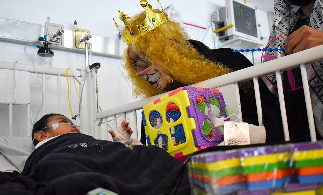 Ciudad de México, 05/01/2024. Pacientes del Hospital Pediátrico Coyoacán, recibieron juguetes por parte de los Reyes Magos, Santa Claus y el personal médico. Fotos: Abril Angulo/ El Universal