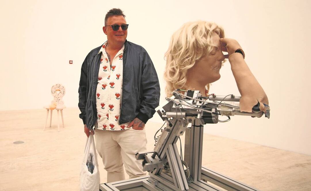 Una de las piezas que destaca en la exposición Urs Fischer: Lovers es la de un robot que se peina: Airports Are Like Nightclubs. Foto: Carlos Mejía/ EL UNIVERSAL.