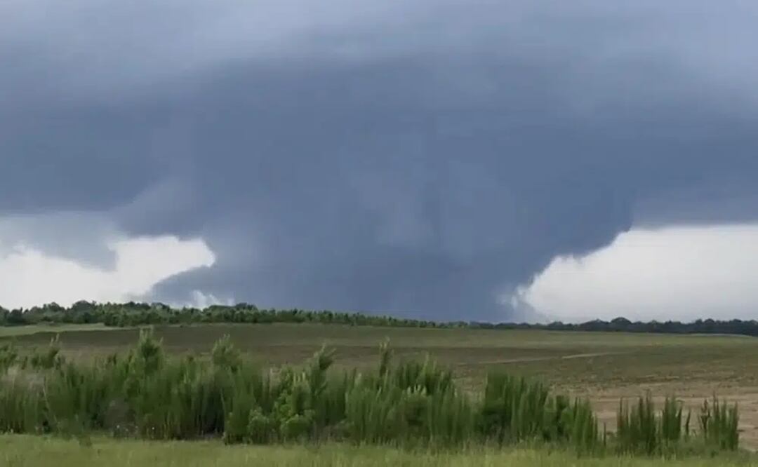 Funcionarios desde Texas hasta Georgia informan vientos dañinos y posibles tornados a medida que un poderoso sistema de tormentas cruza el sur. Foto: AP