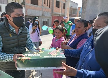 Por primera vez, gobierno de SLP reparte casa por casa Rosca de Reyes y juguetes a familias vulnerables