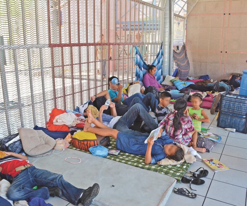 Tanto en el comedor Iniciativa Kino Border como en el Albergue San Juan Bosco se atiende a entre 150 y 250 personas diariamente. Foto: AMALIA ESCOBAR. EL UNVIERSAL
