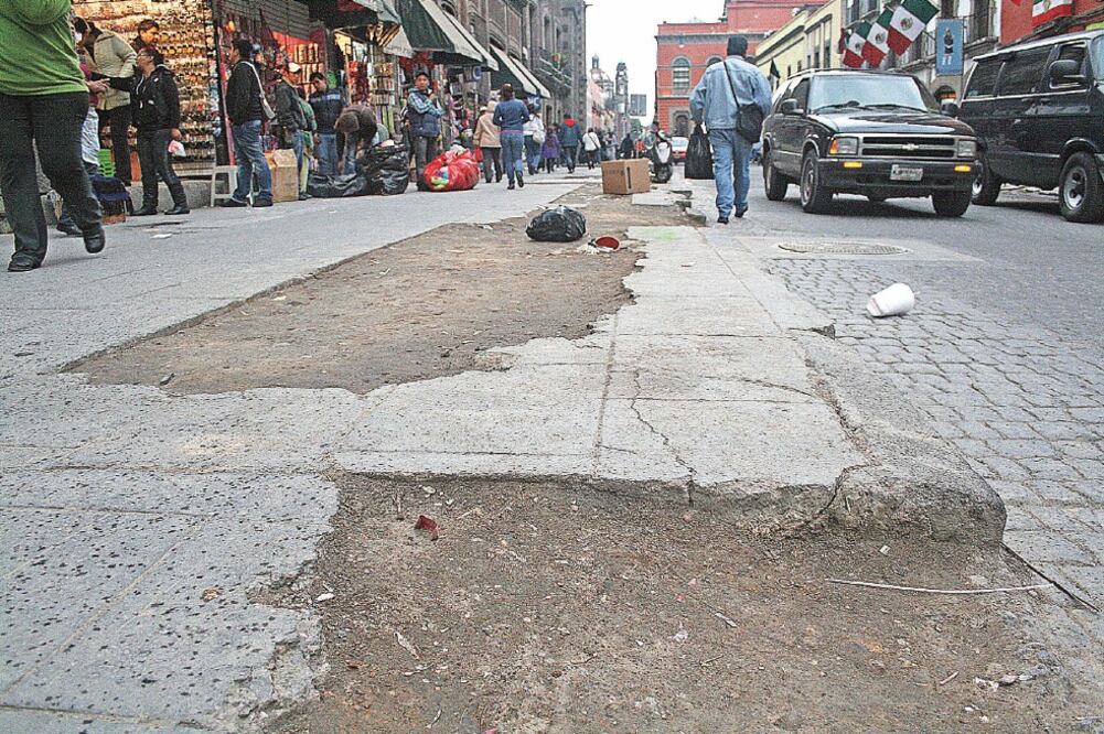 La CFE instalará módulos para que los vecinos puedan realizar sus quejas por calles destruidas en la delegación Cuauhtémoc (ARCHIVO EL UNIVERSAL)