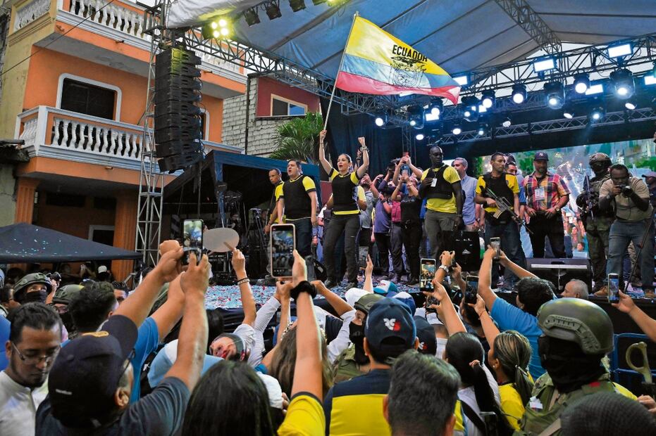 La candidata presidencial de Ecuador por el partido Revolución Ciudadana, Luisa González, ondea una bandera durante su cierre de campaña en Guayaquil. Foto: AFP