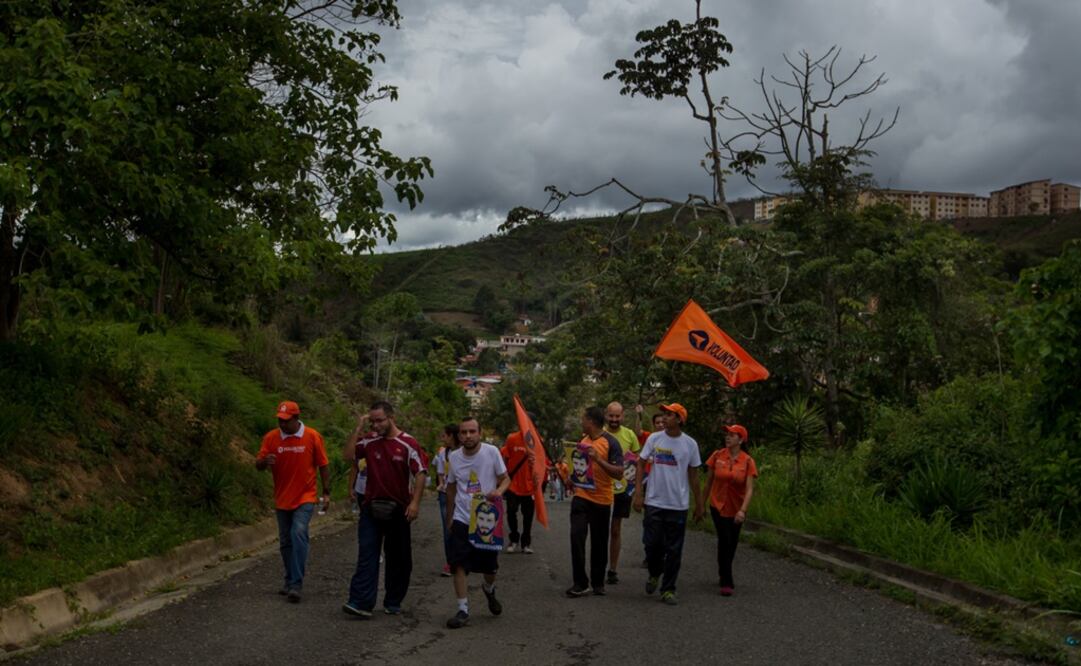 Un grupo de personas participan en una caminata hasta la cárcel militar de Ramo Verde (Foto: EFE)