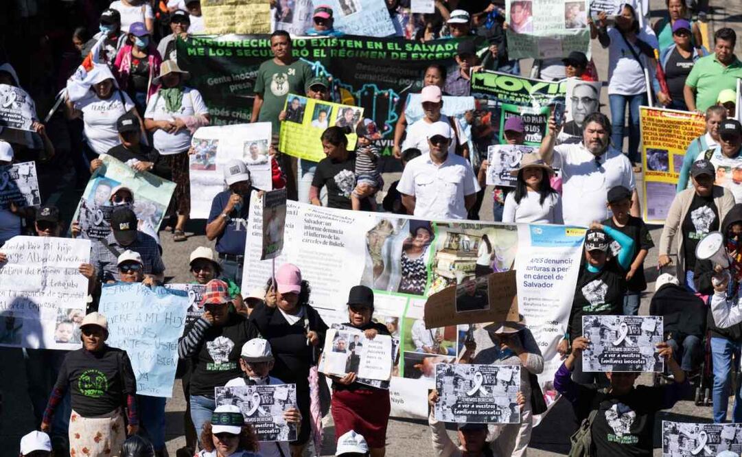 Cientos de salvadoreños protestaron en San Salvador contra los recortes al presupuesto de Salud y Educación para 2025, que disminuirían $108 millones y $155 millones respectivamente. Foto: AFP