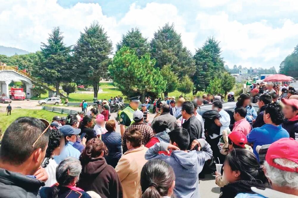 Después de las 12:00 horas, representantes de la CFE dialogaron con los ejidatarios para llegar a un acuerdo sobre la deuda. (TOMADA DE TWITTER)