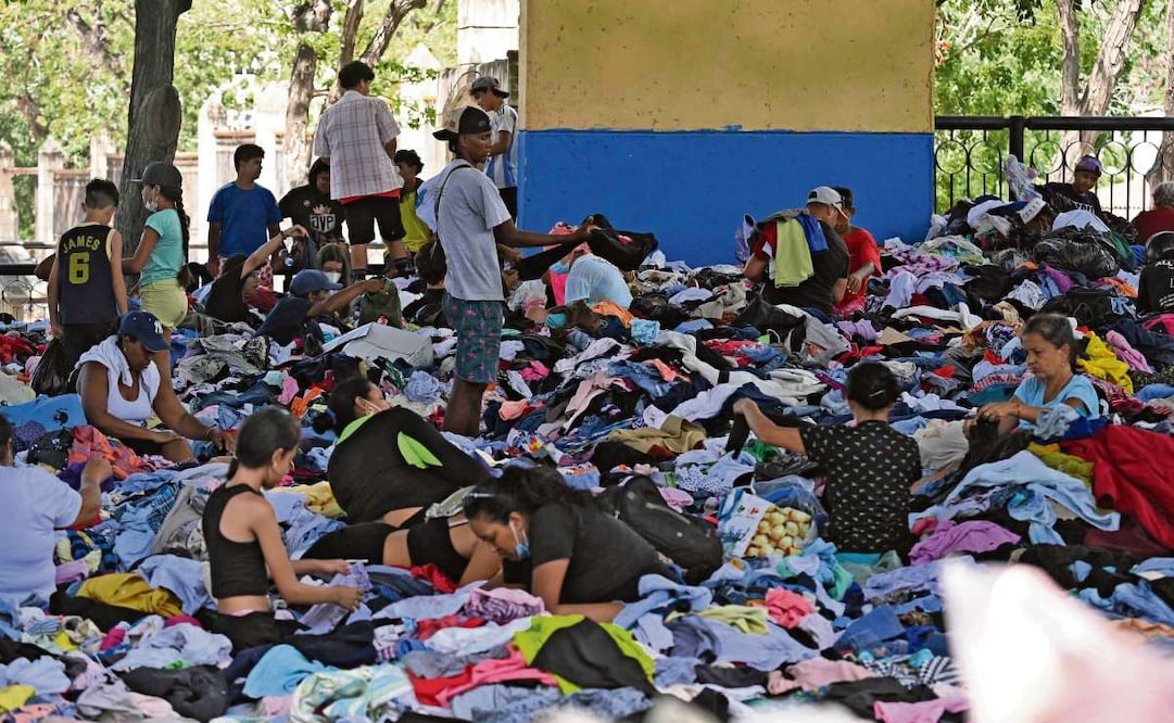 Residentes buscan ropa en un centro de acopio en Caraballeda, La Guaira. Foto: Juan BARRETO / AFP