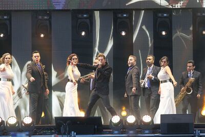 Juan Gabriel revive en la voz de amigos y en un holograma