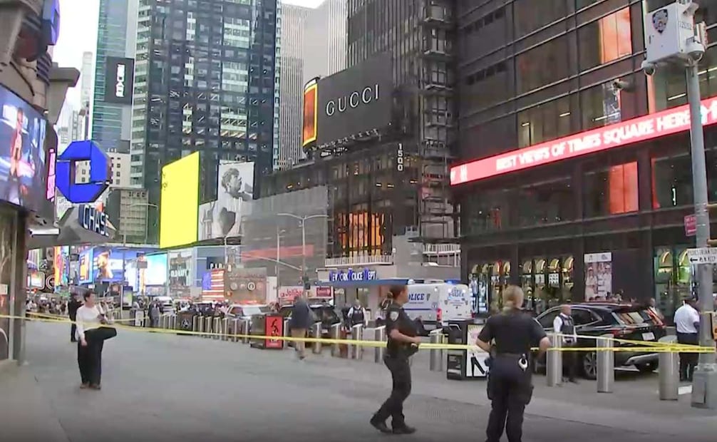 Esta imagen, tomada de un video facilitado por WABC-TV, muestra a agentes de la policía de Nueva York (NYPD) en el lugar de los hechos después de que una mujer que blandía dos cuchillos grandes fuera abatida a tiros por agentes en Times Square, Nueva York, el lunes 31 de agosto de 2026. Foto: AP