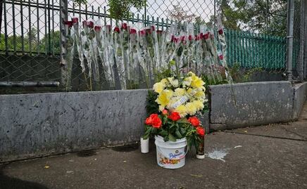 Colocan flores afuera de Bachilleres 2 en memoria de Patsy, estudiante fallecida por un petardo 