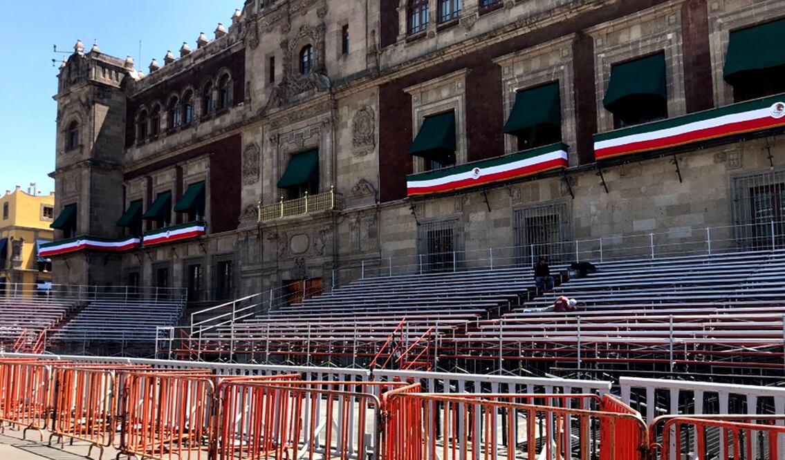 Elementos de la Sedena instalan las gradas para el Grito de Independencia y desfile cívico militar del 16 de septiembre, que se realizará en el Zócalo de la Ciudad de México. Foto: Francisco Rodríguez